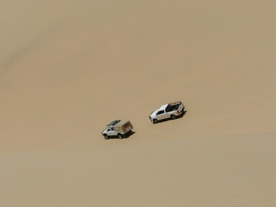白天沙漠上的白色汽车